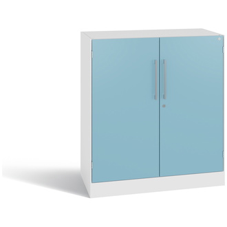 C+P Flügeltürenschrank Asisto 800 x 915 x 435 verkehrsweiß/horizontblau, Modell 141053-000