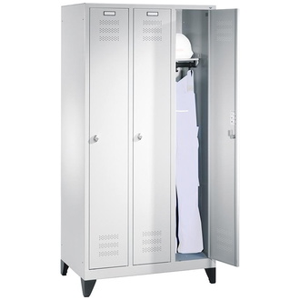 C+P Möbelsysteme Format Garderobenschrank B900xT500xH1800 mm RAL 7035, 3 Abteile mit Füße